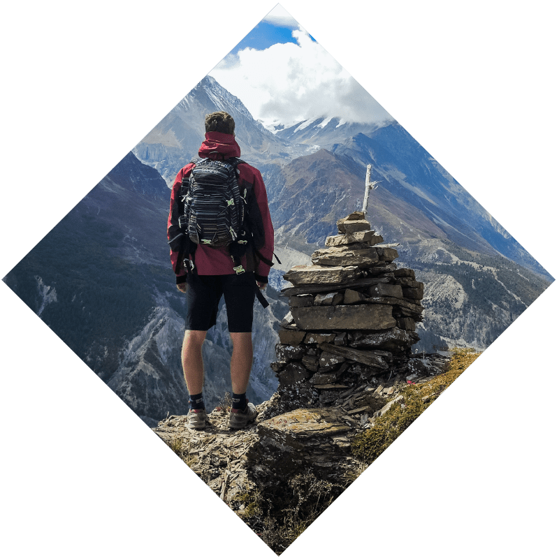 dekoratives Element: Bergsteiger auf Gipfel mit Ausblick auf Berge